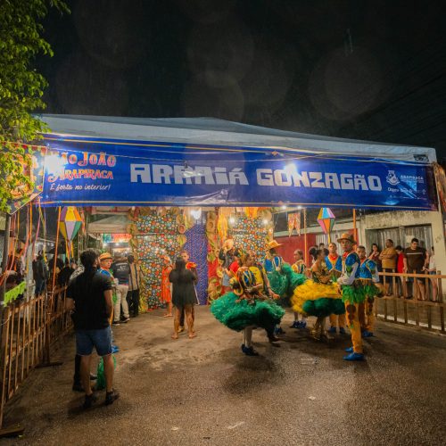 Contando a história de Arapiraca, Baixão encanta o público em noite de Arraiá Comunitário