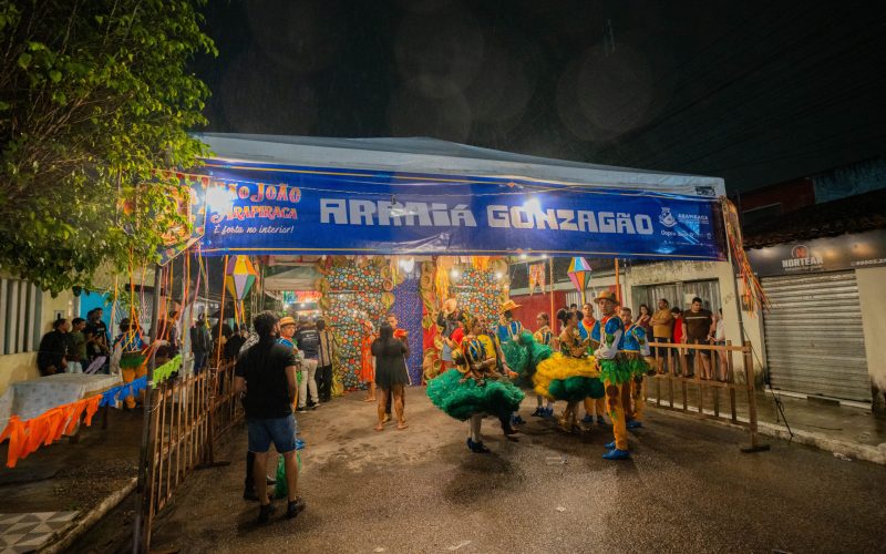 Contando a história de Arapiraca, Baixão encanta o público em noite de Arraiá Comunitário