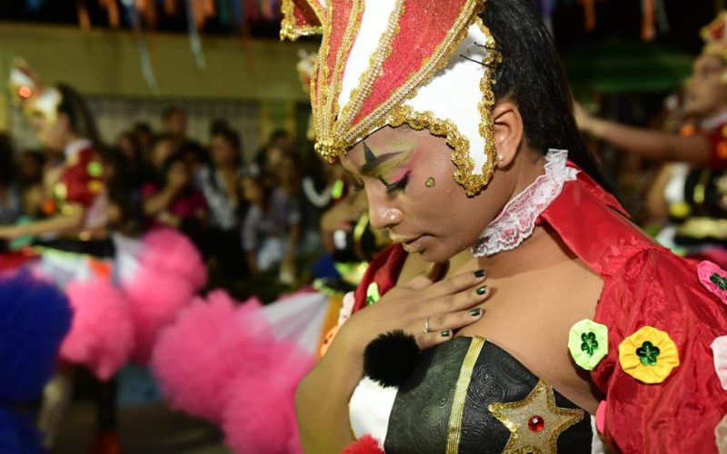 Baixão é “Gonzagão”: arraial comunitário tem circo, cangaço e muito público